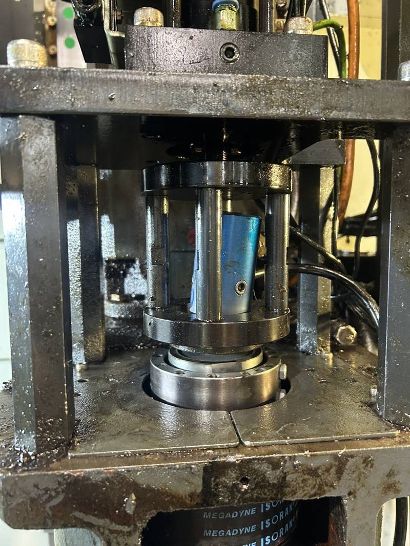 Spindle drawbar assembly inside a machine